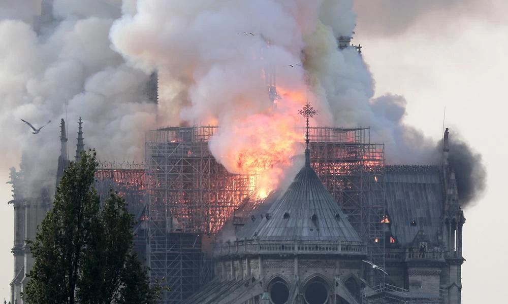 H Notre Dame στις φλόγες γίνεται ταινία από τον Ζαν Ζακ Ανό
